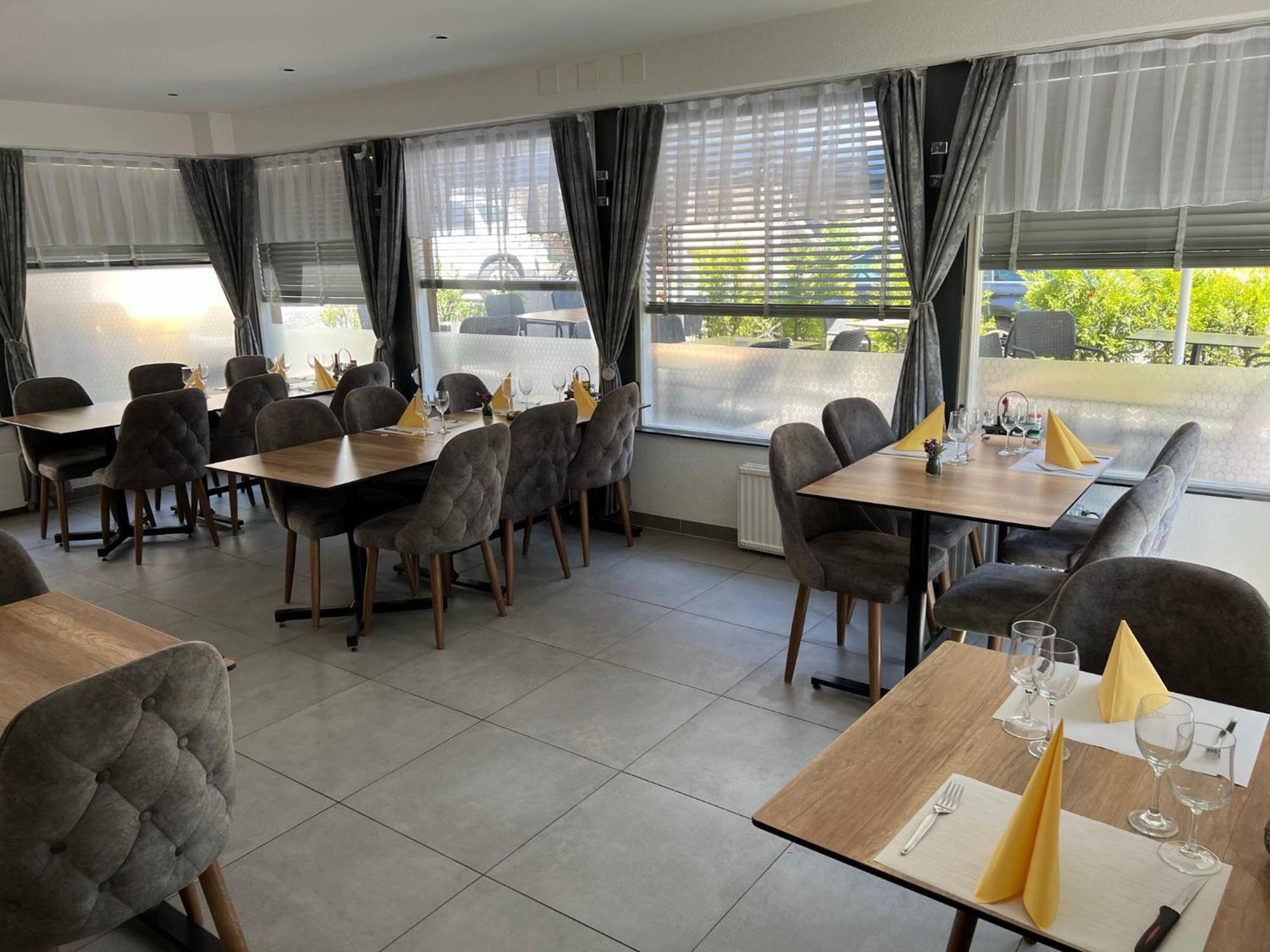 Hotel Restaurant Du Moulin Fleurier Exteriör bild